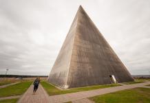 Prekrasna piramida na autoputu Novorizhskoe Kako napraviti piramidu na platformi